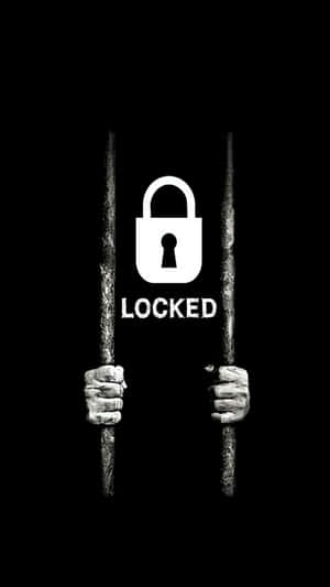手抓住監獄鐵欄杆，帶有掛鎖和單詞locked。