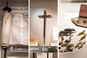 博物館展品包括托拉卷軸、十字架和陶瓷動物雕像。 — 靈性動態圖 壁紙
