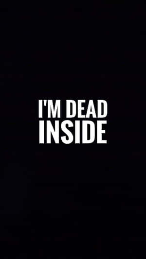 文字桌布，黑色背景上帶有粗體白色字母，寫著「I'M DEAD INSIDE」。