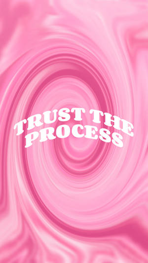 旋轉的粉紅色漩渦，帶有白色勵志文字 trust the process。