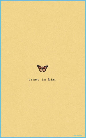 蝴蝶在黃色紋理背景上的文字 trust in him 上方。 — 聖經經文 壁紙