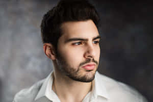 身穿白襯衫、深色頭髮和鬍鬚的嚴肅男子特寫肖像。 — 男人 壁紙