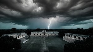 古老的石廟建築群在暴風雨中被閃電擊中。