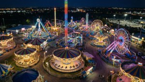夜晚從高空俯瞰燈火通明的Astroworld遊樂園 — Astroworld GIF 壁紙
