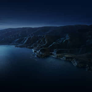 夜晚海岸山路，星空下，深藍色海洋 — iPad Air 13 壁紙