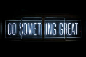 一個明亮的白色霓虹燈牌，上面寫著「DO SOMETHING GREAT」，背景為黑暗。