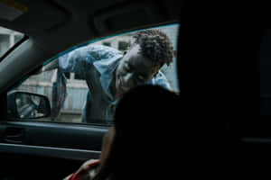 一個人靠向車窗，對著車內的人微笑。 — 喪屍 GIF 壁紙