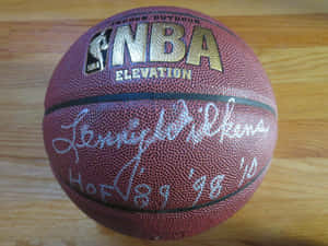 簽名NBA籃球，上面有Lenny Wilkens簽名，放喺木地板上面。