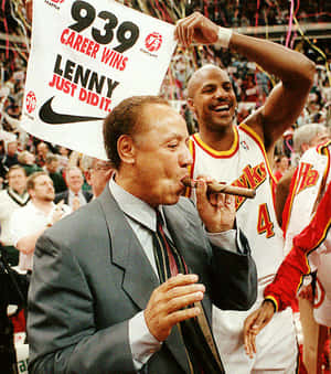 教練Lenny Wilkens享受雪茄，隊友Dominique Wilkins慶祝939場職業生涯勝利。