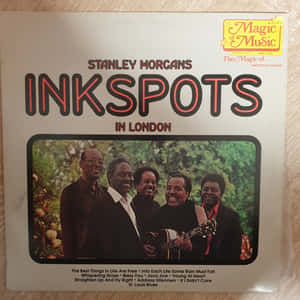 倫敦Stanley Morgans Inkspots的復古黑膠唱片封面，附有微笑的樂隊照片。 — 奇雲·哈特 壁紙