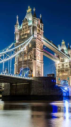 夜晚燈光下的塔橋，河面倒影 — 建築 壁紙