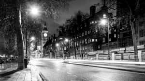 倫敦大笨鐘的夜景，濕漉漉的街道上車燈劃過。 — 城市景觀 壁紙