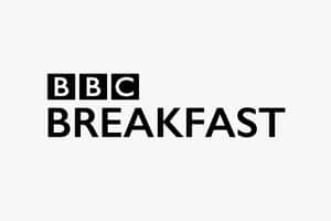 BBC Breakfast標誌以粗體黑色文字顯示在淺灰色背景上。