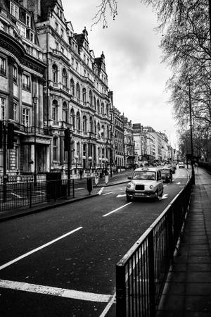 倫敦街道的黑白照片，有復古的士和歷史建築。 — 道路 壁紙