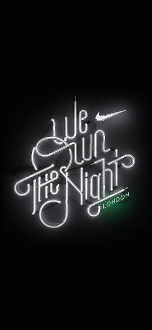 霓虹燈牌寫著We Run The Night，帶有Nike標誌和倫敦。 — Galaxy S25 壁紙
