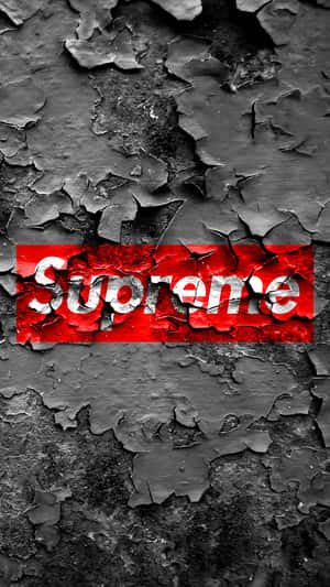 紅色Supreme標誌在裂開的黑色牆面上。