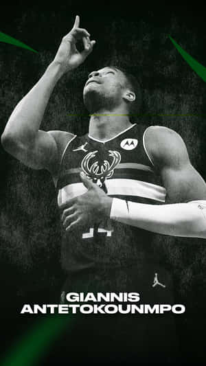 Giannis Antetokounmpo 身穿籃球球衣，專注地向上指。