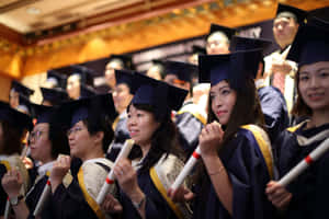 畢業生身穿學士帽和學士袍，自豪地微笑著手持畢業證書。
