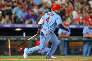 棒球運動員 Molina 在夜間比賽中擊出全壘打後奔跑。