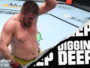 一名勝利的MMA拳手在UFC八角籠內舉臂慶祝。