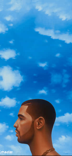 側面嘅男人抬頭望住有雲嘅藍天。