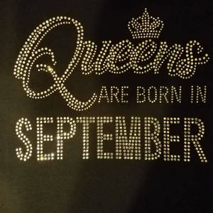水鑽製成的 Queens Are Born In September 文字，Queens 上方有皇冠