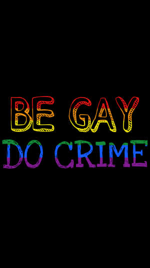黑色背景上寫有「Be Gay Do Crime」的粗體彩虹文字。