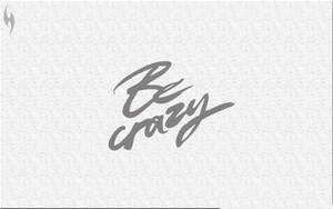 大膽灰色草書文字寫著「Be crazy」在紋理白色背景上。
