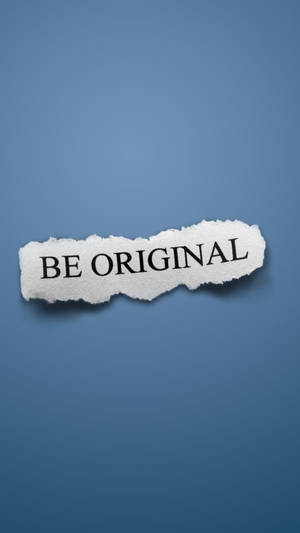 撕裂的紙張，上面有「BE ORIGINAL」文字，藍色背景