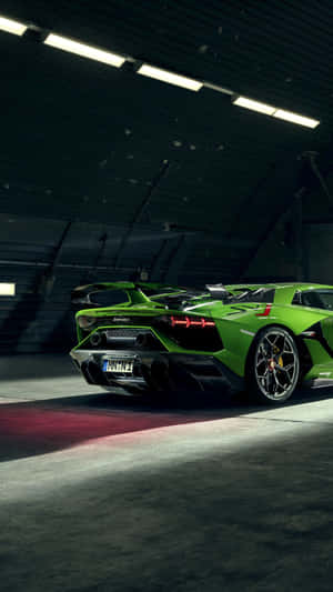 綠色林寶堅尼 Aventador SVJ 在黑暗車庫中，配有紅色地板燈。