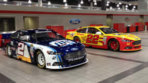 兩輛福特NASCAR賽車在室內展廳展示。