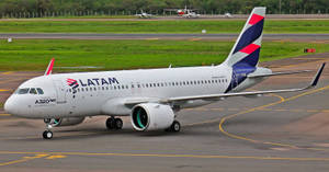 白天機場停機坪上的LATAM空中巴士A320neo飛機