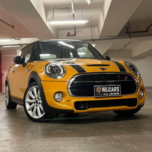 帶有黑色條紋的黃色Mini Cooper S停在地下停車場。 — 汽車 壁紙