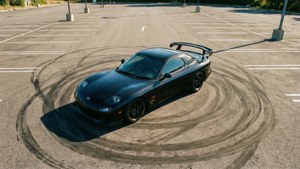 黑色萬事得RX-7在停車場飄移留下輪胎痕