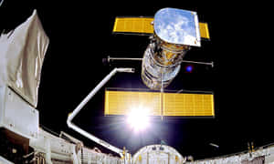 帶有金色太陽能板的衛星在明亮的太陽附近漂浮於太空。 — 太空 壁紙
