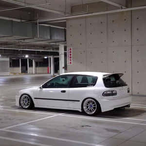 白色改裝本田思域停泊在空無一人的地下車庫。 — 酷車 壁紙