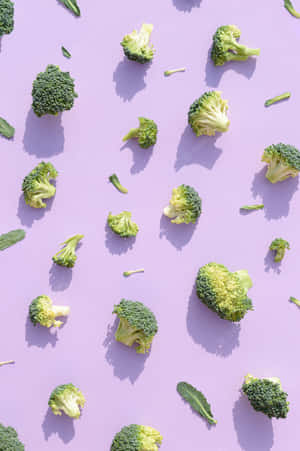 散落在薰衣草表面上的西蘭花小花和莖。