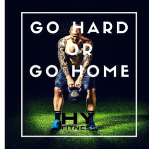紋身男子舉起壺鈴，附有「go hard or go home」文字。 — 語錄 壁紙