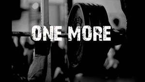 舉重運動員在健身室舉起槓鈴，疊加「ONE MORE」文字