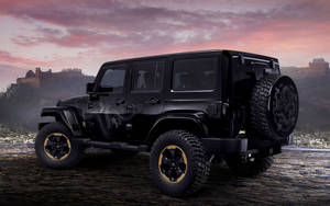 黑色Jeep Wrangler帶龍形圖案，停放在古老城堡廢墟附近，日落時分。