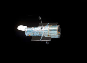 哈勃太空望遠鏡在軌道上，背景是太空的黑暗 — 太空 壁紙