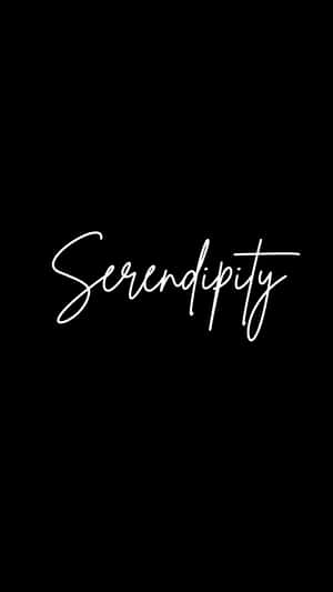 黑色背景上以白色草書書寫的「serendipity」一詞。