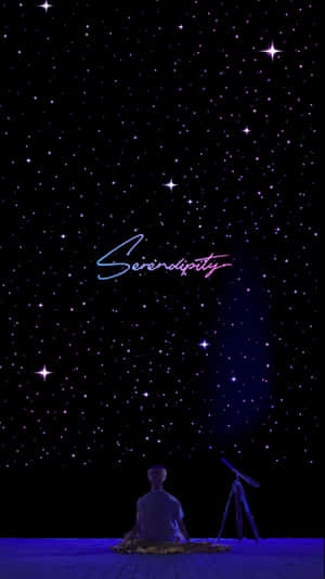 夜晚坐在甲板上，用望遠鏡和霓虹燈文字Serendipity觀星的人。