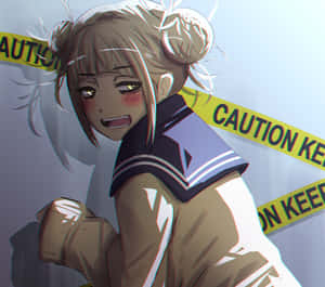 穿著校服的動漫女孩，以堅定的表情擊穿黃色警告膠帶。