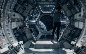 太空人從太空船內看向地球。