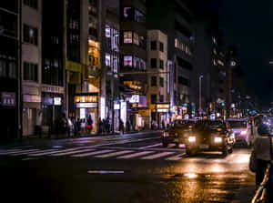 夜晚的城市街道，有發光的霓虹燈招牌和濕滑路面反射車燈。
