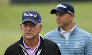 兩名男性高爾夫球手在草地上戴著 Titleist 帽子。 — 高爾夫 壁紙