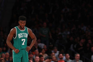 身穿綠色球衣的波士頓塞爾特人球員在球場上雙手叉腰站立。 — 波士頓塞爾特人 GIF 壁紙