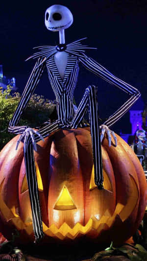 Jack Skellington 夜晚坐在點亮的南瓜上。
