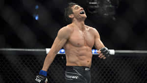 一名勝利的UFC拳手在八角籠內高舉雙臂慶祝。